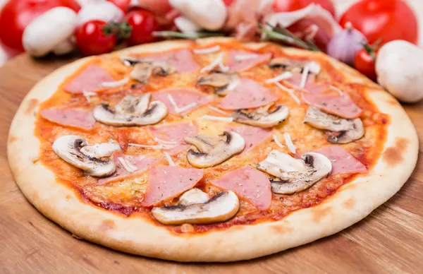 Pizza calda con guarnitura e componenti — Foto Stock