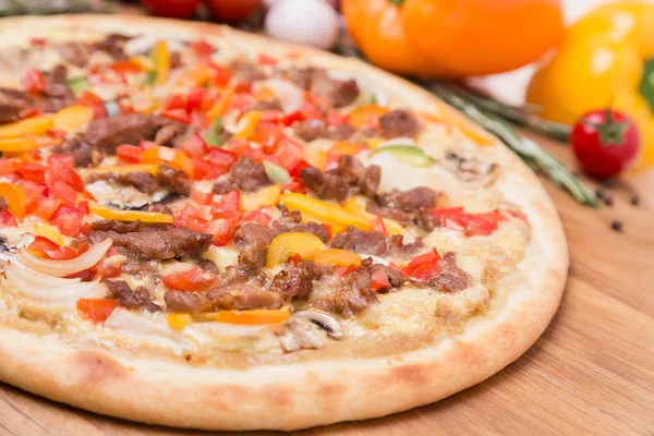 Forró pizza körettel és alkatrészek — Stock Fotó