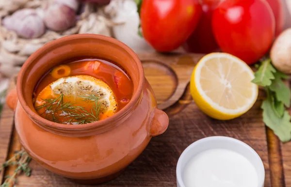 Soep saltwort met garnituur in bruin keramische pot — Stockfoto