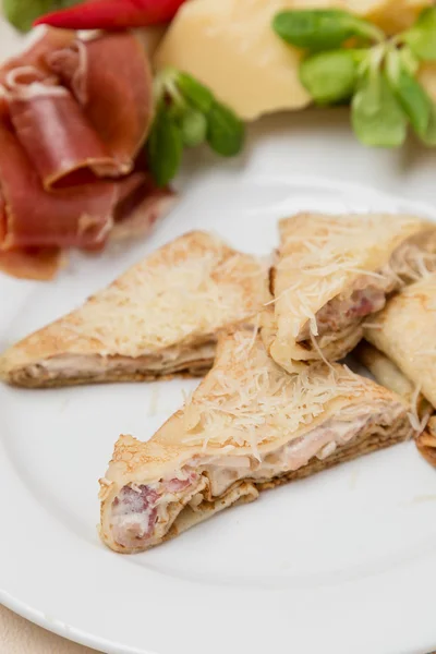 Panqueca enrolada com bacon, queijo e enfeite na placa branca — Fotografia de Stock