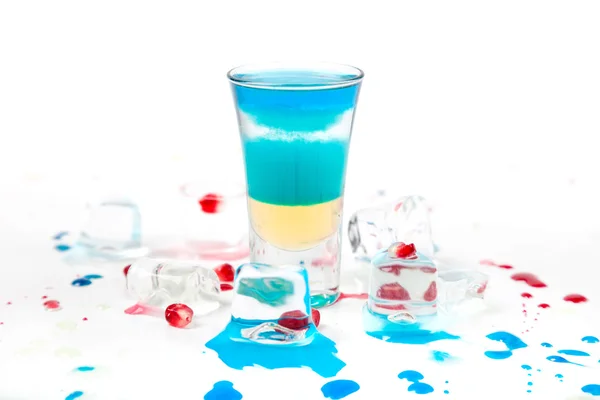 Short blue coctail with ice and color drops — Stock Photo, Image
