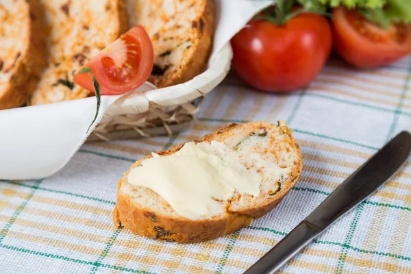 Hausgemachtes Baguette mit getrockneten Tomaten — Stockfoto