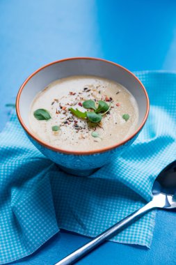 kalın çorba kase mavi peçete ve arka plan