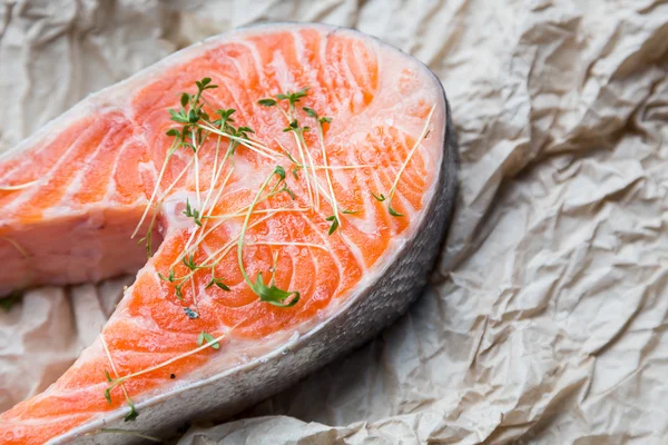 Verse biefstuk van zalm op geplette bruine papieren — Stockfoto