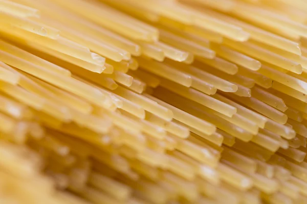 Macaroni jaune sec côtelé avec ligne périodique — Photo
