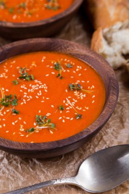 domates çorbası püresi üzerinde kahverengi kağıt ezilmiş