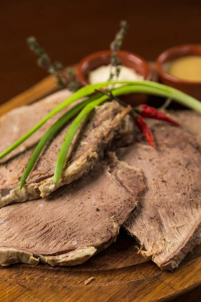 Gesneden gekookte vlees presentatie op een houten bord — Stockfoto