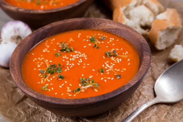 Tomatos soup puree on crushed brown paper — Stock Photo, Image