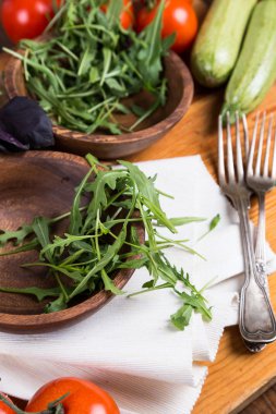 arka plandan ahşap kase ile karışık sebze