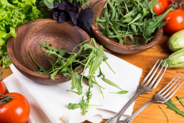 arka plandan ahşap kase ile karışık sebze