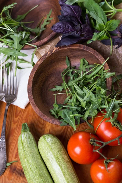 Achtergrond van gemengde groenten met houten kom — Stockfoto