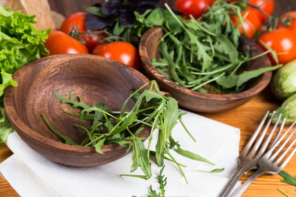 Latar belakang dari sayuran campur dengan mangkuk kayu — Stok Foto