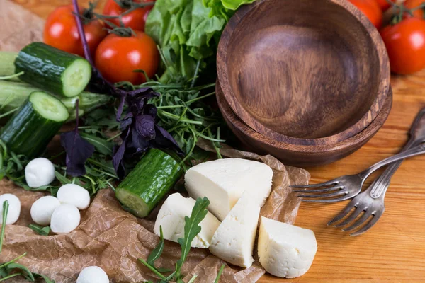 Pozadí z Míchaná zelenina s dřevěnou misku — Stock fotografie