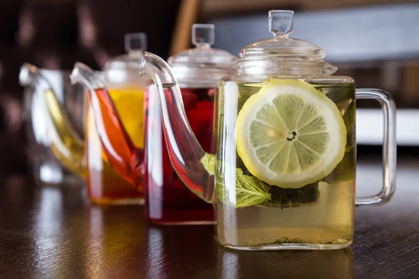 Drie vierkante theepotten met verschillende vruchten smaken thee — Stockfoto