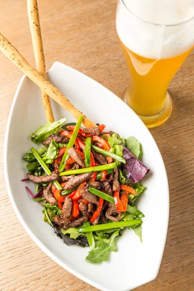 Plaat van salade van vlees met groenten en lichte Beer — Stockfoto