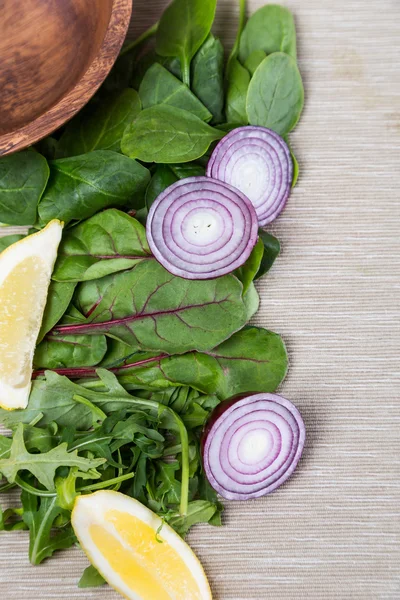 Ingrediënten voor frisse salade uit bladeren van suikerbieten, spinazie — Stockfoto