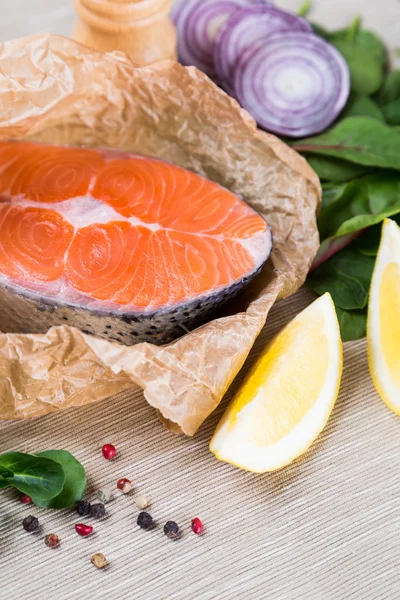 Bistecca di salmone fresco su carta marrone tritata — Foto Stock