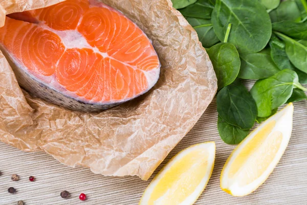 Filete de salmón fresco sobre papel marrón triturado — Foto de Stock