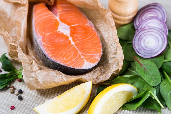 Bistecca di salmone fresco su carta marrone tritata — Foto Stock