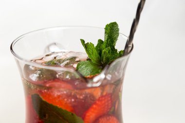 jag çilek dan taze soğuk limonata ile tepesinde