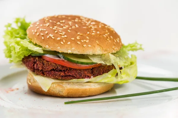 Vegetariánský hamburger se zeleninou a řízek — Stock fotografie