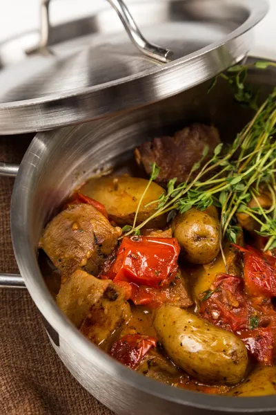 Hete gebraad met tong en groenten in metalen pan met deksel — Stockfoto