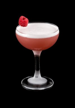 Siyah arka plan üzerine cam alkol kokteyl