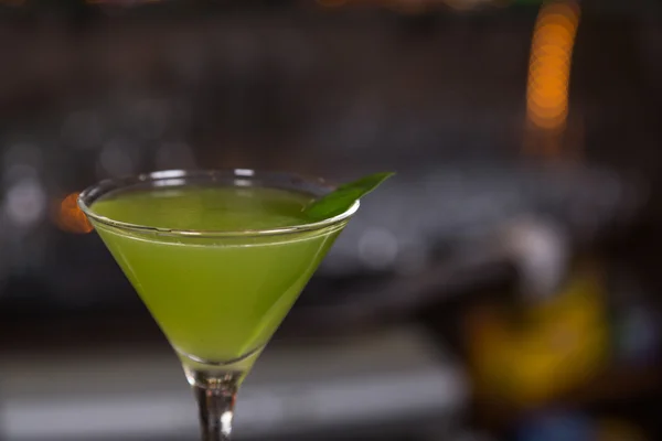 Cocktail d'alcool en verre sur bar pour la fête — Photo