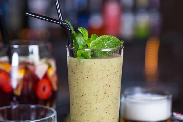 Cocktail d'alcool en verre sur bar pour la fête — Photo