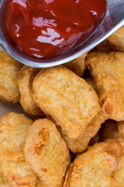Fast food taze sıcak tavuk nuggets ketçap ile