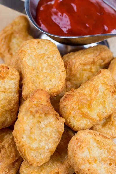 Nuggets de pollo caliente fresco de comida rápida con salsa de tomate — Foto de Stock