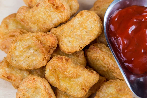 Nuggets de pollo caliente fresco de comida rápida con salsa de tomate — Foto de Stock