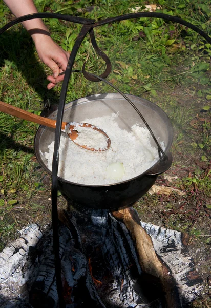 Vaření rýže venkovní na kirn — Stock fotografie