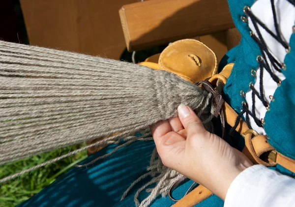 编织的女人的手 — 图库照片