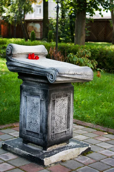 Oude kleine monument in stadspark — Stockfoto