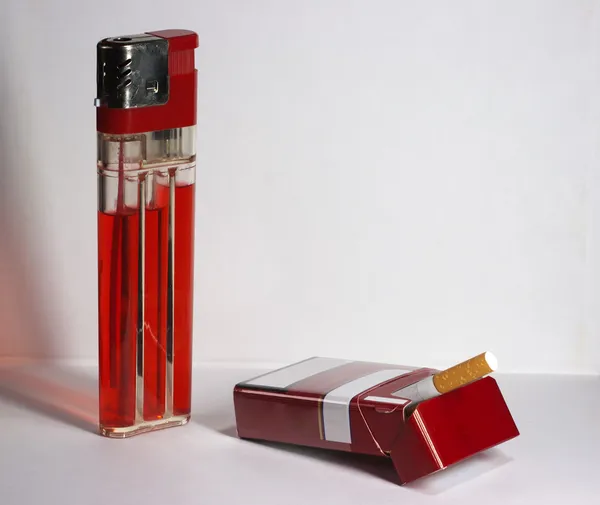 Grand briquet et paquet de cigarettes — Photo