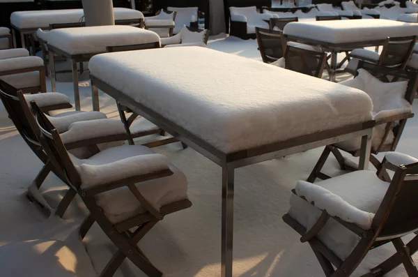Tabulka v pouliční kavárně na zimu — Stock fotografie