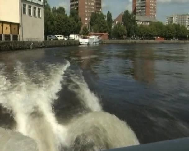 Прогулка на лодке по реке в городе — стоковое видео