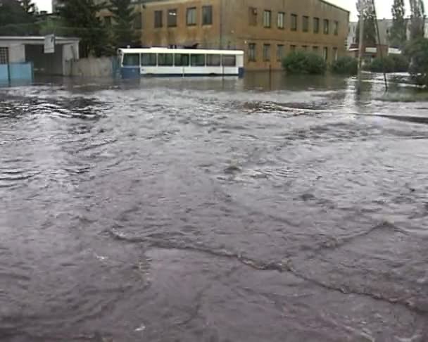 Inondation dangereuse dans la ville — Video