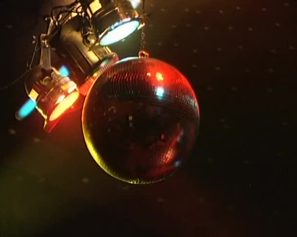 Mirror ball, színes reflektorok — Stock videók