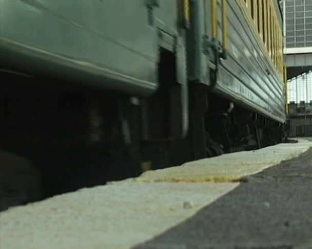 Kereta berangkat dari stasiun — Stok Video