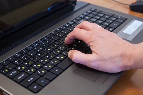 La mano del hombre en un teclado de ordenador —  Fotos de Stock