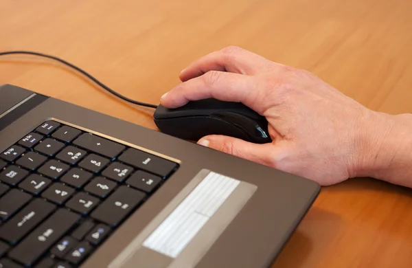 Die Hand des Mannes mit der Computermaus — Stockfoto