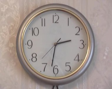 Daire sarı duvar saati