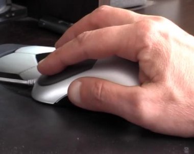 elini bir bilgisayar fare ile