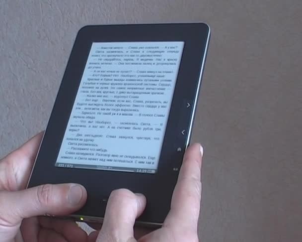 Man's hand schakelt pagina's e-boek — Stockvideo