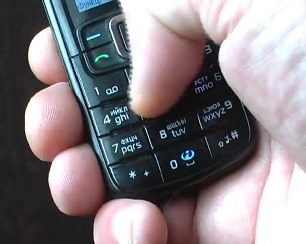 Cadran de la main le numéro sur le téléphone mobile — Video