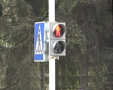 trafik ışığı ve yayaların bacaklarını