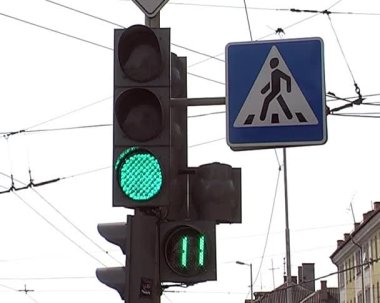 Kavşaktaki trafik ışığı