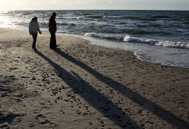 Sahilde iki silhouettes of